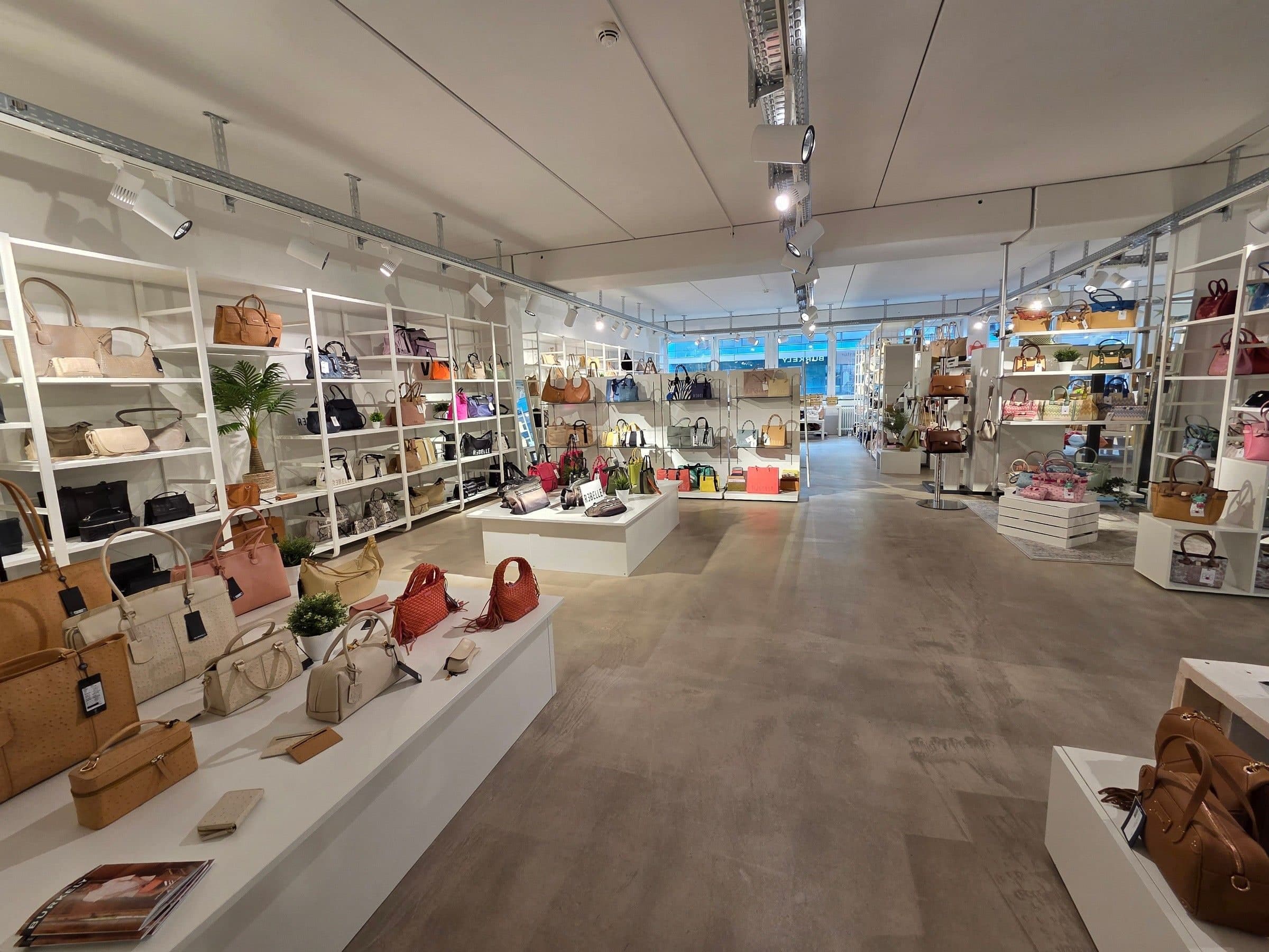 Blick in den Showroom der Handelsagentur Dennis Artz im ModeCentrum Hamburg, mit Taschen auf Regalen und einem Ordertisch
